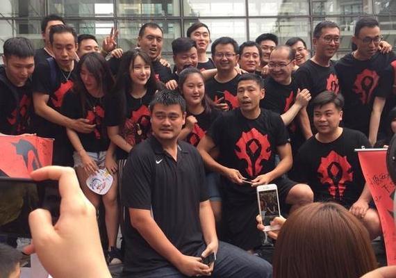 1465722149495609.jpg 壕!姚明请公会网友包场看魔兽,在影院高呼“为了部落”