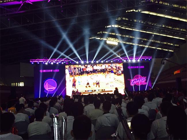 1464957319709397.jpg 组织一场千名学生的看球趴,要的是NBA球迷更加年轻化