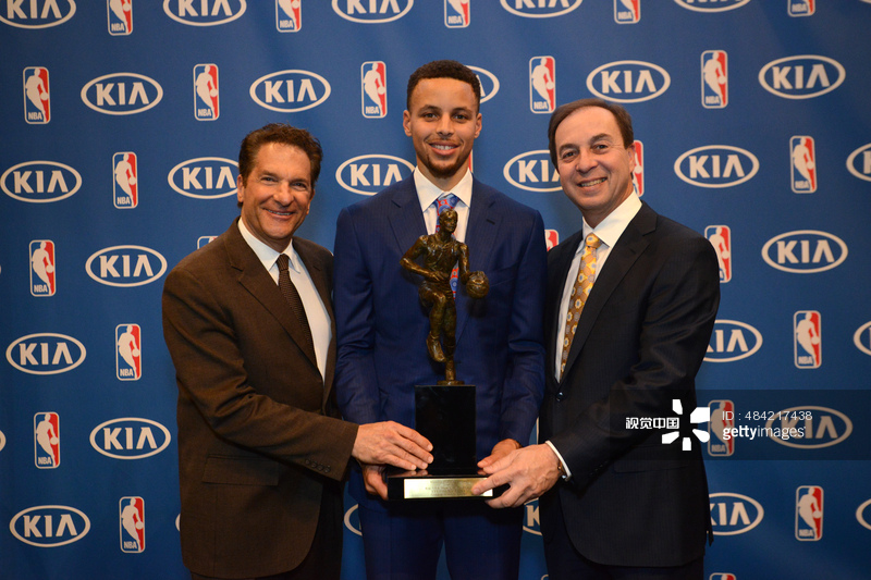 1462931590621244.jpg 库里谈全票当选MVP 工资仅排NBA第61位