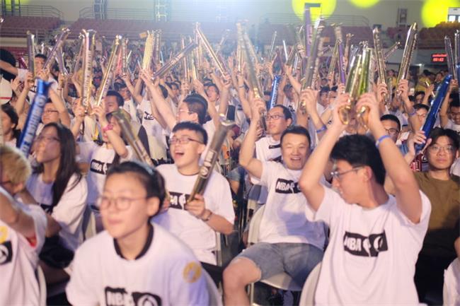 1464957248868816.jpg 组织一场千名学生的看球趴,要的是NBA球迷更加年轻化